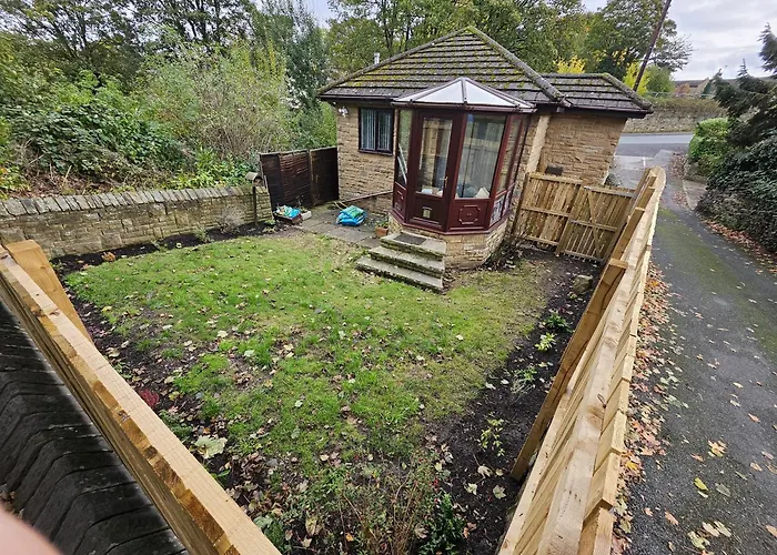 Lister Park Bradford 2Bed Detached Cottage House Parking Cinema Screen Games Room