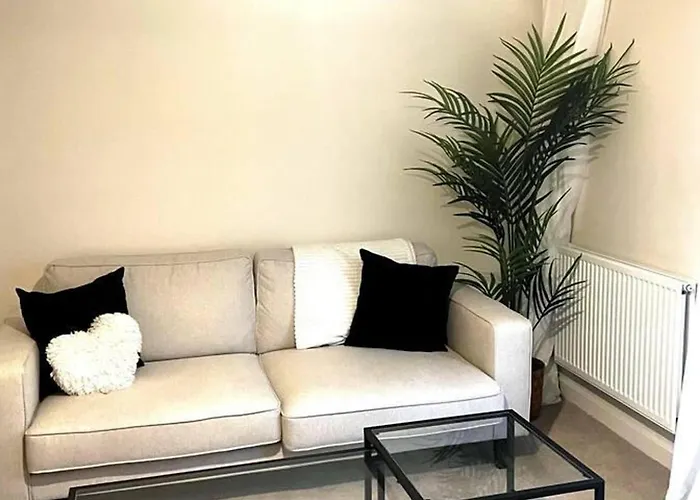 3-Bed House Sleeps 5 Free Parking