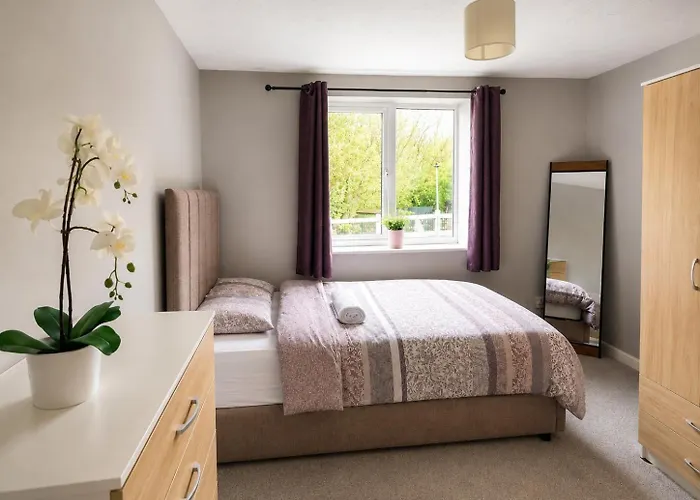 Spacious 2 Bedroom House In Bingley With Parking, Washer-Dryer, Big Fridge, Sleeps 5, Easy Access To Saltaire, Bradford, Haworth, Ilkley, Leeds