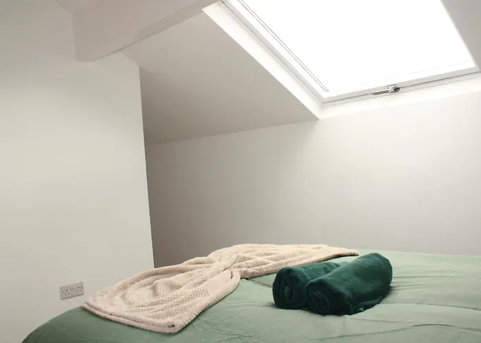 Contractors Home For 12 With 4Br, Fast Wifi & Free Parking Near M606, M62, Leeds & Halifax